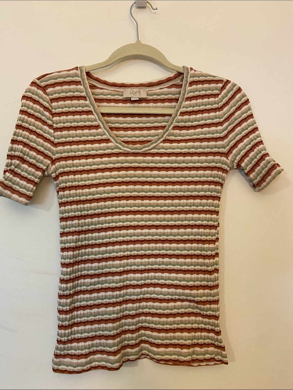 LOFT Short-Sleeve Ribbed Scoop Neck Top in Rust, Cream & Sage